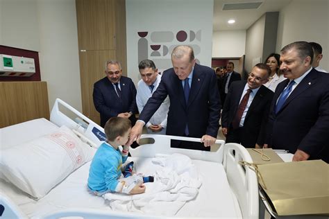 Cumhurbaşkanı Erdoğan hastanede tedavi gören çocukları ziyaret etti - Son Dakika Haberleri